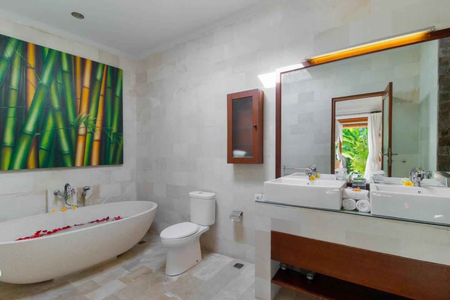 Вілла Heart Of Seminyak, 2Br, Sleeps 4, Walk To Bintang Екстер'єр фото